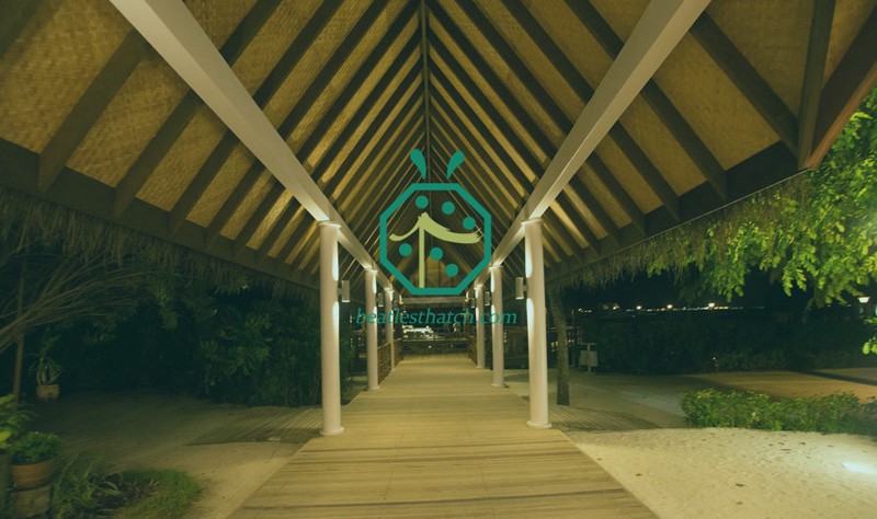 Künstliche Bambusmatte für die Wand- und Deckendekoration von Tiki-Hütten im Park
