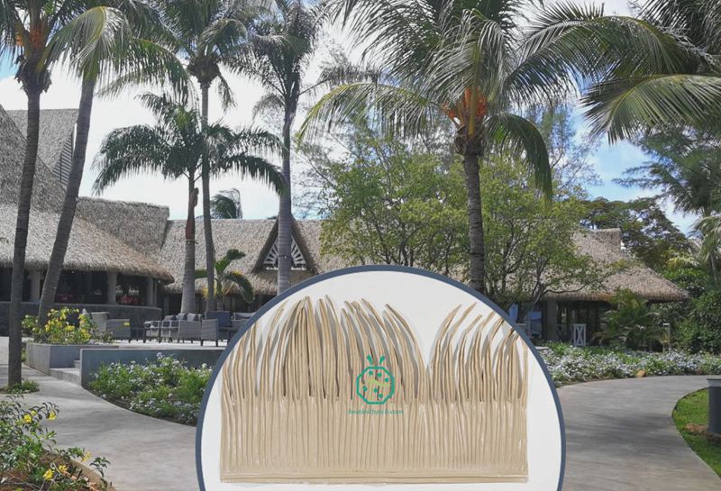 Feuerfeste Strohdachziegel aus Palmblattimitat, die für den Bau von Strohdächern im Zoon-Park oder Strohreparaturen von Tiki-Hütten, Bali-Hütten, Bohio-Resort-Hotels, Palapas und Parkpavillons verwendet werden
