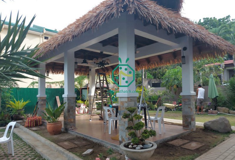 Tropisches Strohdachprojekt für eine private Gartenterrasse im Hinterhof auf den Philippinen