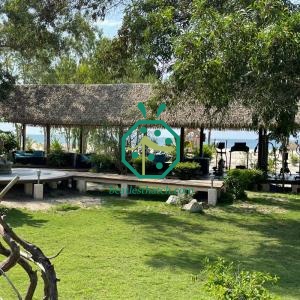 Zottelig aussehende künstliche Palmenwedel für traditionelle Tiki-Hüttendächer
