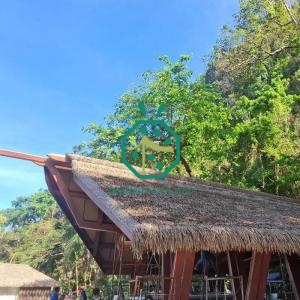 Materialien für künstliche Strohdächer an Strandhütten in Barbados