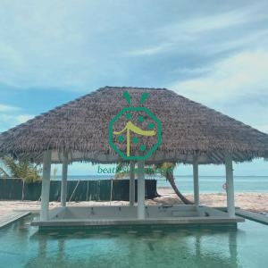 Materialien für künstliche Strohdächer von Sportanlagen in Kenia
