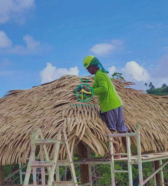 Materialien für Strohdächer aus Palmblättern aus Kunststoff, die für Hotelprojekte in Fidschi verwendet werden
        