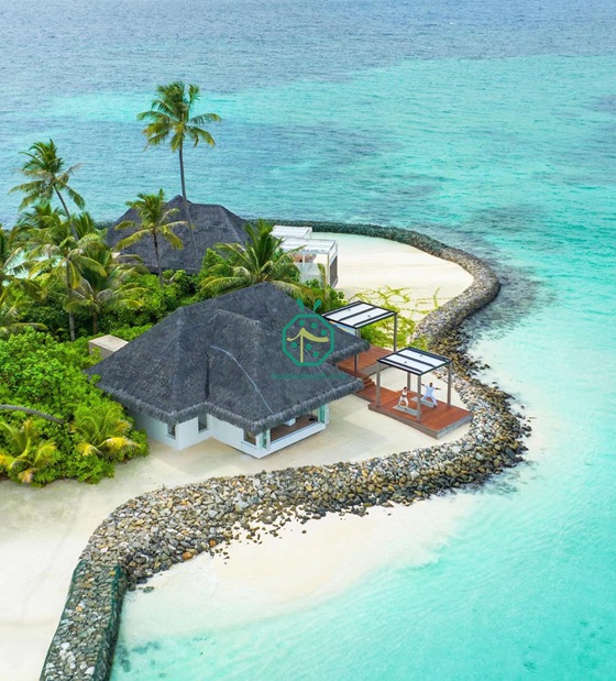 7500 Quadratmeter künstliches Kajan-Strohdach werden an renommiertes Resort auf den Malediven geliefert